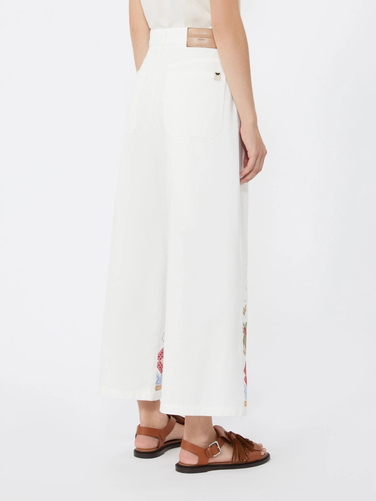 Pantalon cinco bolsillos, decorados con bordados en el bajo delantero.