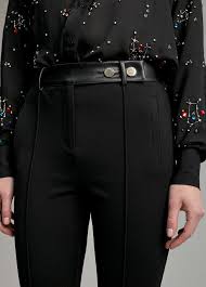 Pantalón de tejido elástico con cinturilla efecto piel